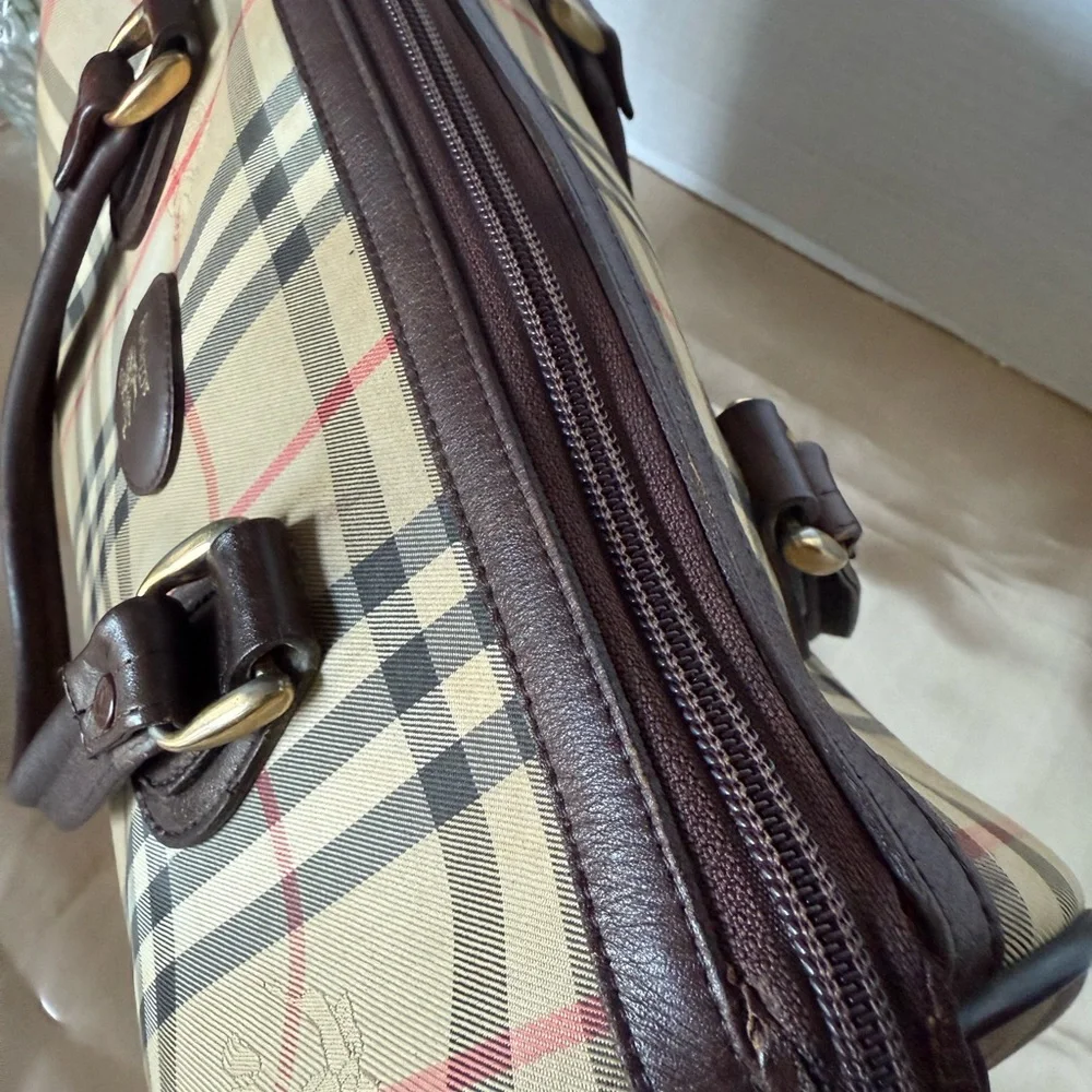 Burberry Boston Medium Size. - Picture 8 of 17